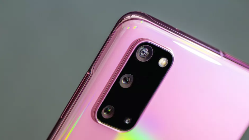 Camera của Samsung Galaxy S20 cũng sở hữu bộ 3 camera nhưng kh&ocirc;ng c&oacute; ống k&iacute;nh tele như d&ograve;ng FE